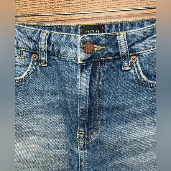 🌻 BDG Urban Outfitters Denim Mini-Shorts 2" Women's size 26 Summer Casual Beach - Picture 3 of 9